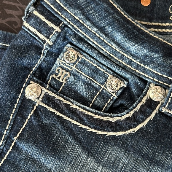 Miss Me Jeans. Rhinestone pockets. - Picture 4 of 6